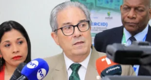 Ministro de Salud de Panamá, Fernando Boyd Galindo, abordando temas de gestión presupuestaria.