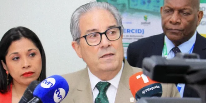 Ministro de Salud de Panamá, Fernando Boyd Galindo, abordando temas de gestión presupuestaria.