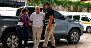 Noriel Araúz llegando al Sistema Penal Acusatorio de Plaza Ágora