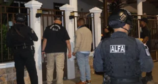 Efectivos de la Policía Nacional durante diligencias de allanamiento en la Operación Pandora