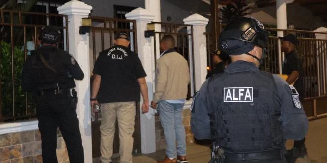 Efectivos de la Policía Nacional durante diligencias de allanamiento en la Operación Pandora