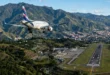 Avión comercial aproximándose al Aeropuerto José María Córdova con las montañas de Antioquia de fondo