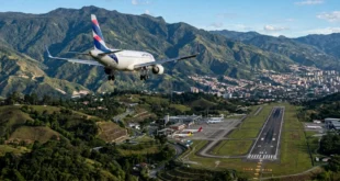 Avión comercial aproximándose al Aeropuerto José María Córdova con las montañas de Antioquia de fondo