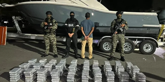 Agentes de la Policía Nacional durante operativo en autopista Panamá-Colón