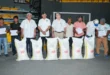 Presidente José Raúl Mulino entregando fertilizantes a productores locales en Bocas del Toro
