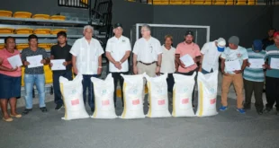 Presidente José Raúl Mulino entregando fertilizantes a productores locales en Bocas del Toro