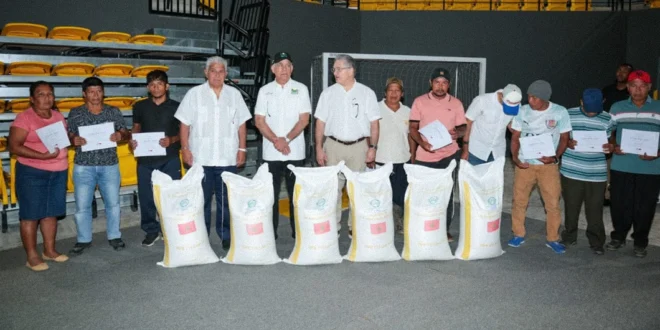 Presidente José Raúl Mulino entregando fertilizantes a productores locales en Bocas del Toro
