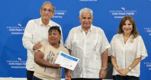 El presidente José Raúl Mulino entregando llaves de vivienda en Changuinola, Bocas del Toro.