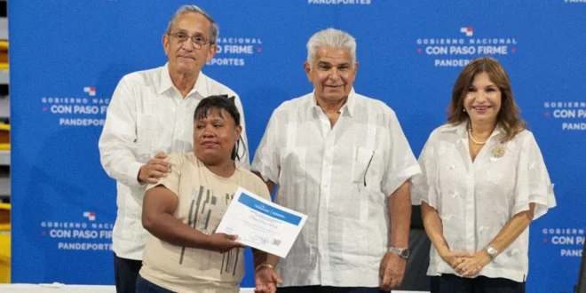 El presidente José Raúl Mulino entregando llaves de vivienda en Changuinola, Bocas del Toro.