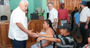 El Presidente José Raúl Mulino dialogando con familias afectadas en un albergue de Bocas del Toro.