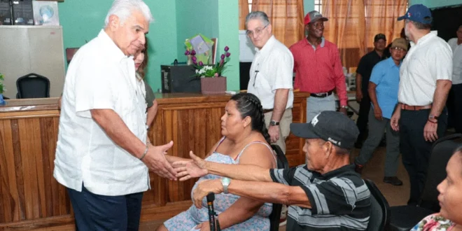 El Presidente José Raúl Mulino dialogando con familias afectadas en un albergue de Bocas del Toro.
