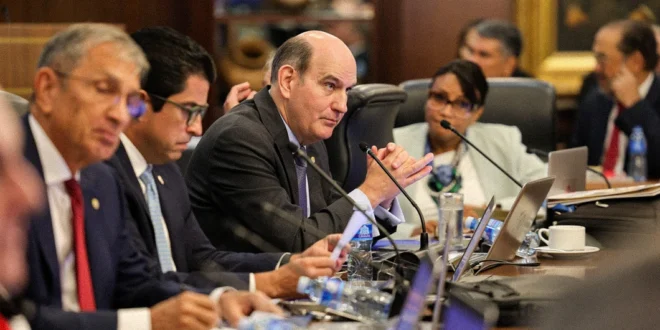 Ministro de Economía Felipe Chapman presentando el presupuesto estatal 2027 ante el Consejo de Gabinete