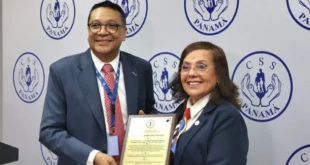 Dra. Yila Castillo de Centella recibiendo reconocimiento de la CSS