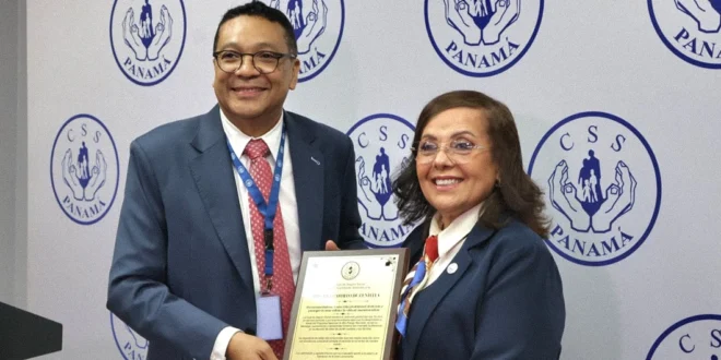 Dra. Yila Castillo de Centella recibiendo reconocimiento de la CSS