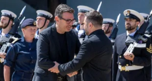 Primer ministro Andy Burnham junto al presidente Volodimir Zelenski en una base naval