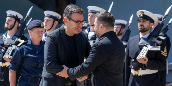 Primer ministro Andy Burnham junto al presidente Volodimir Zelenski en una base naval