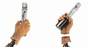 Réplica detallada del sable de luz de Luke Skywalker y su mano robótica sobre fondo blanco.
