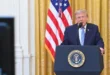 Donald Trump con semblante serio durante una declaración oficial sobre seguridad nacional.