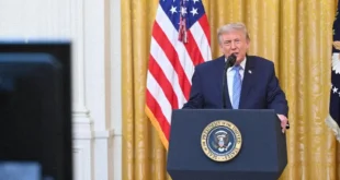 Donald Trump con semblante serio durante una declaración oficial sobre seguridad nacional.