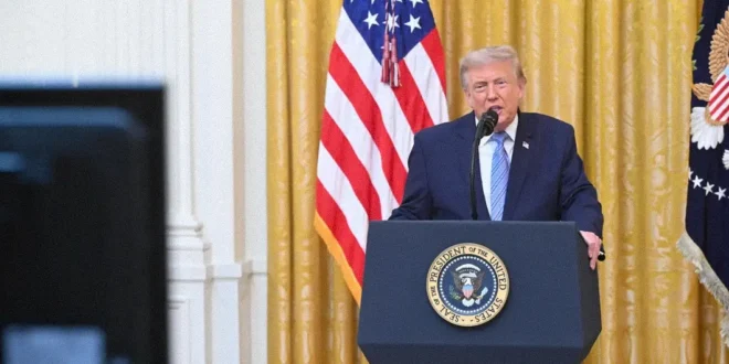 Donald Trump con semblante serio durante una declaración oficial sobre seguridad nacional.