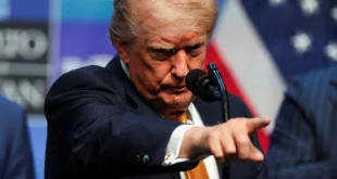Donald Trump gesticulando durante una rueda de prensa sobre seguridad nacional y defensa militar
