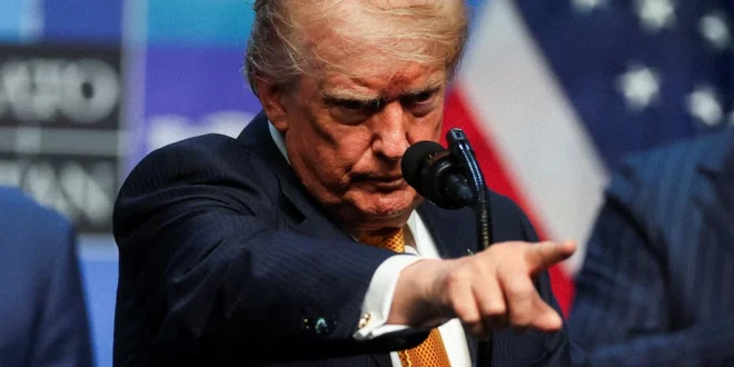 Donald Trump gesticulando durante una rueda de prensa sobre seguridad nacional y defensa militar