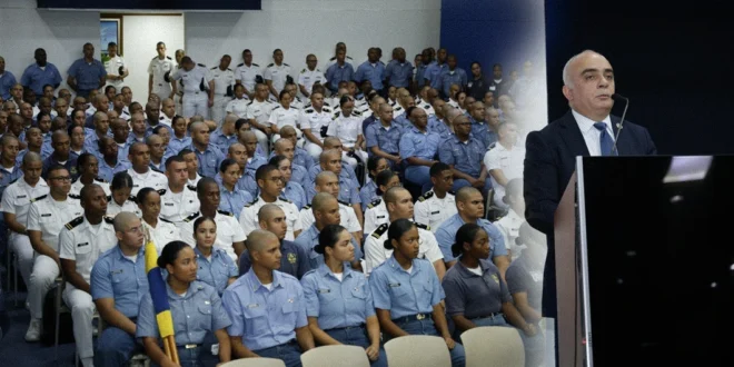 Estudiantes y autoridades de la UMIP durante la inauguración oficial de la Semana del Marino 2026 en Panamá.