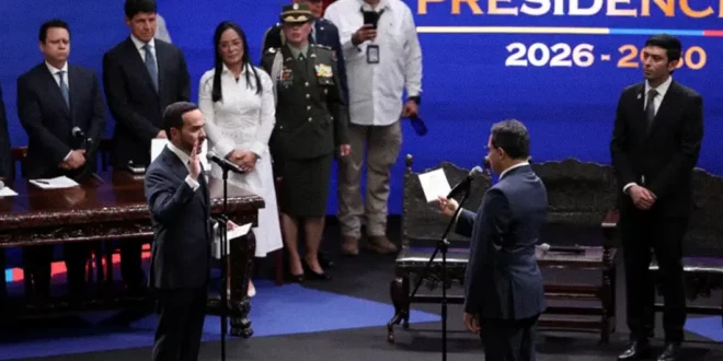 Abelardo de la Espriella durante su juramentación como presidente de Colombia en Cali.