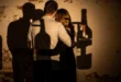 Pareja de espaldas con sombras proyectadas que sugieren la complejidad de la adicción compartida