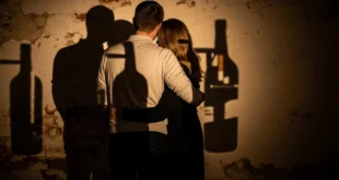 Pareja de espaldas con sombras proyectadas que sugieren la complejidad de la adicción compartida