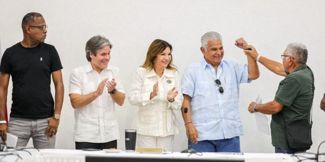 Entrega de títulos de propiedad por la ANATI en Panamá Este