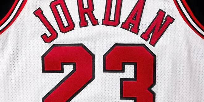 Camiseta blanca número 23 de los Chicago Bulls usada por Michael Jordan en las Finales de la NBA de 1998