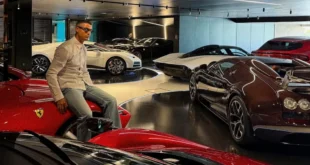 Cristiano Ronaldo junto a sus autos de lujo en una publicación de redes sociales