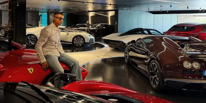 Cristiano Ronaldo junto a sus autos de lujo en una publicación de redes sociales