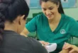 Personal médico de la CSS atendiendo a pacientes en una escuela de La Chorrera
