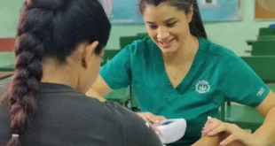 Personal médico de la CSS atendiendo a pacientes en una escuela de La Chorrera