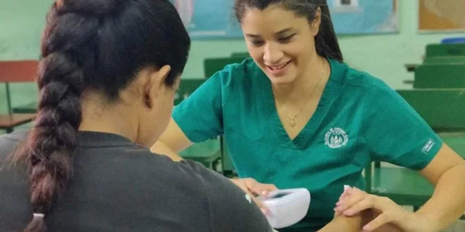 Personal médico de la CSS atendiendo a pacientes en una escuela de La Chorrera