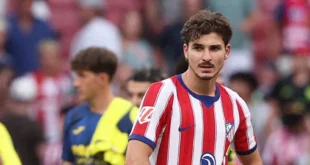 Julián Álvarez con gesto serio durante un partido con el Atlético de Madrid
