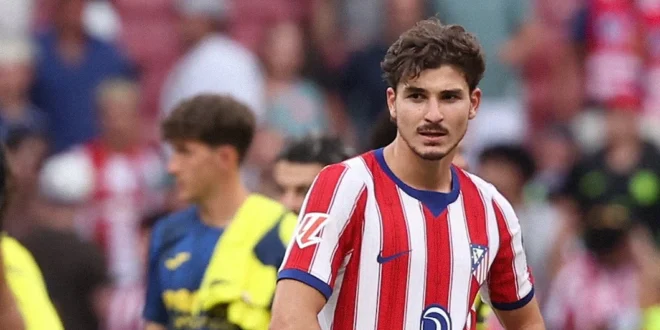 Julián Álvarez con gesto serio durante un partido con el Atlético de Madrid