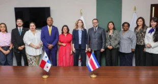 El ministro de Comercio de Panamá Julio Moltó junto a la delegación de Costa Rica analizando acuerdos aduaneros