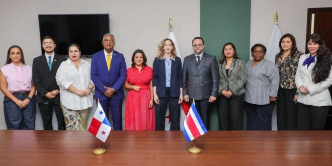 El ministro de Comercio de Panamá Julio Moltó junto a la delegación de Costa Rica analizando acuerdos aduaneros