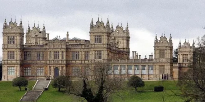Fachada exterior de Mentmore Towers, la Mansión Wayne real en Buckinghamshire afectada por el deterioro estructural