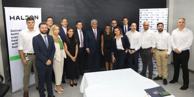 El presidente José Raúl Mulino durante su visita a la planta de medicamentos de Haleon en Juan Díaz.