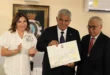 El presidente de Panamá, José Raúl Mulino, recibe el pin distintivo como académico honorario de la Academia Panameña de la Lengua.