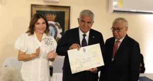 El presidente de Panamá, José Raúl Mulino, recibe el pin distintivo como académico honorario de la Academia Panameña de la Lengua.