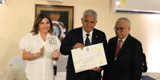 El presidente de Panamá, José Raúl Mulino, recibe el pin distintivo como académico honorario de la Academia Panameña de la Lengua.