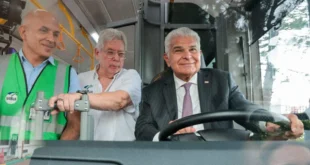 Presidente Mulino inspeccionando los nuevos buses eléctricos en el Casco Antiguo de Panamá