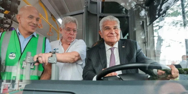 Presidente Mulino inspeccionando los nuevos buses eléctricos en el Casco Antiguo de Panamá