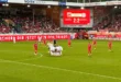 Jamal Musiala siendo atendido por el cuerpo médico del Bayern Múnich tras desmayarse en el campo