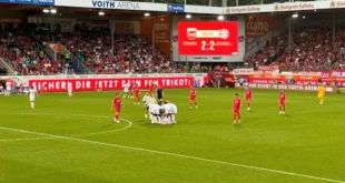 Jamal Musiala siendo atendido por el cuerpo médico del Bayern Múnich tras desmayarse en el campo